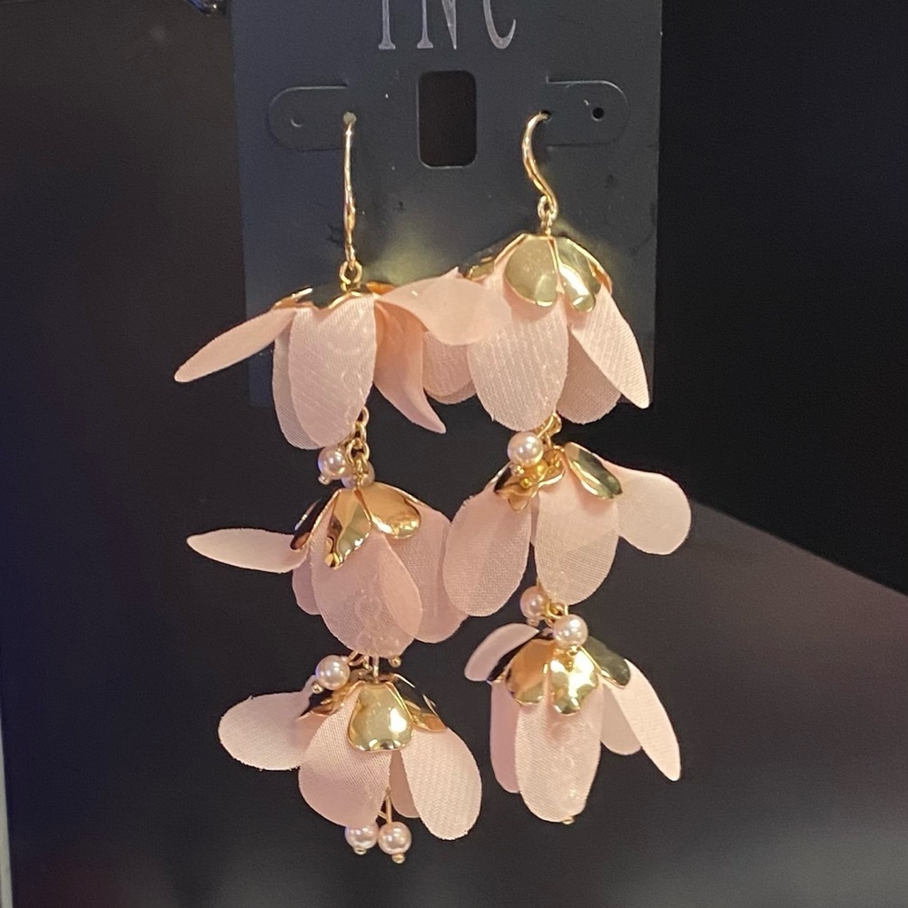 NWT INTERNATIONAL CONCEPTS TRIPLE FLOWER LINEAR EARRINGS